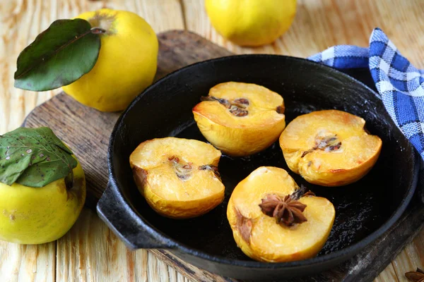 Membrillo al horno con miel en una sartén —  Fotos de Stock