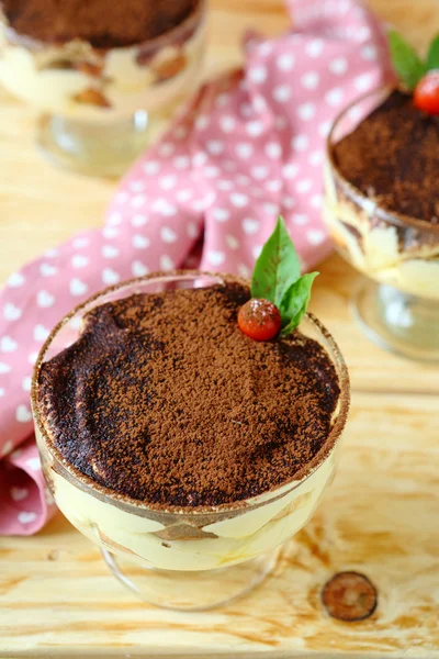 Hausgemachtes Tiramisu mit Kakao — Stockfoto