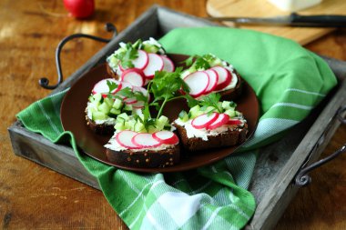 Bruschetta taze turp tepsi ile