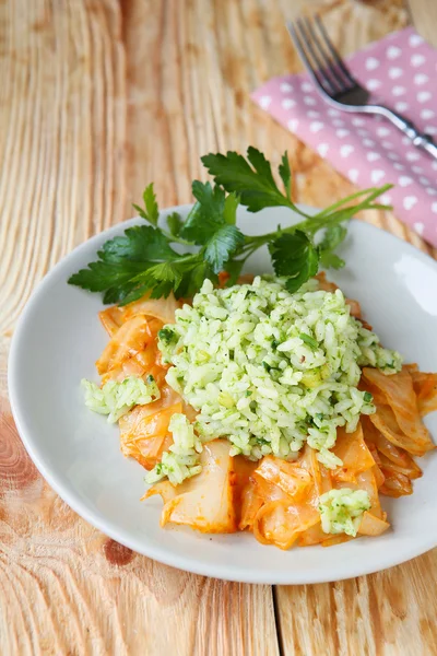 Italiaanse risotto met gestoofde kool — Stockfoto