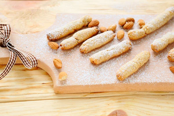 Zelfgemaakte koekjes met amandelen op het bord — Stockfoto