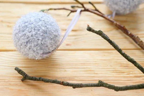 Boules de Noël et une branche sur la surface en bois — Photo