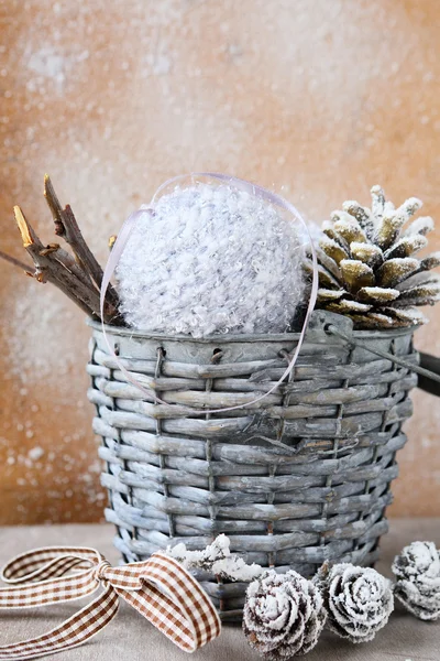 枝編み細工品バケット内のクリスマスの装飾 — ストック写真