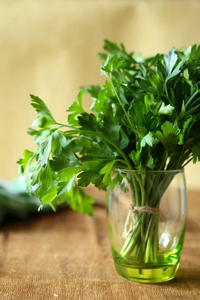 Mazzetto di prezzemolo verde in un bicchiere trasparente — Foto Stock