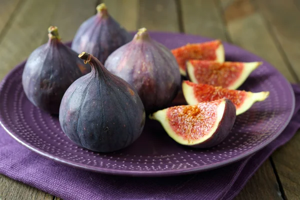 Fichi freschi su un piatto — Foto Stock