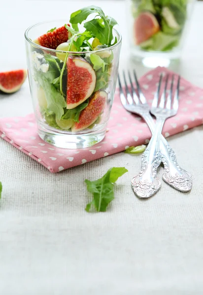 Knuspriger Salat mit süßen Feigen — Stockfoto