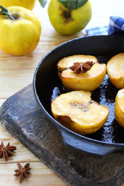 eski bir tava üzerinde pişmiş sarı Ayva