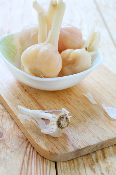 Vynikající nakládaný česnek, občerstvení — Stock fotografie