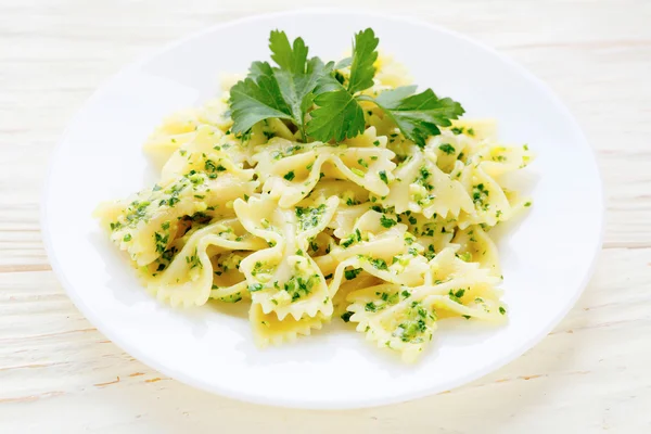 Pasta med pesto på vit platta — Stockfoto