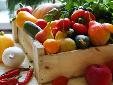 çekmecede sebze bitkileri