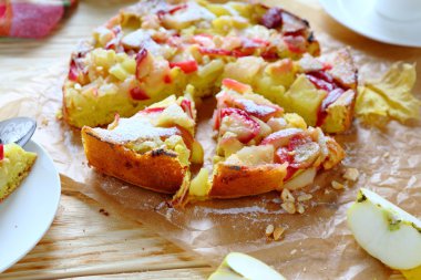 güzel kokulu kırmızı elmalı turta