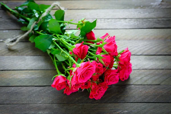 Bukiet róż na drewnianym tle — Zdjęcie stockowe