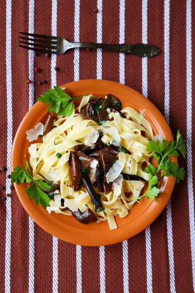 Pasta med svamp och parmesanost — Stockfoto