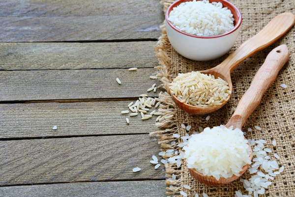 Три вида сырого риса на деревянной ложке — стоковое фото