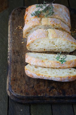 갓 구운된 ciabatta 조각으로 잘라