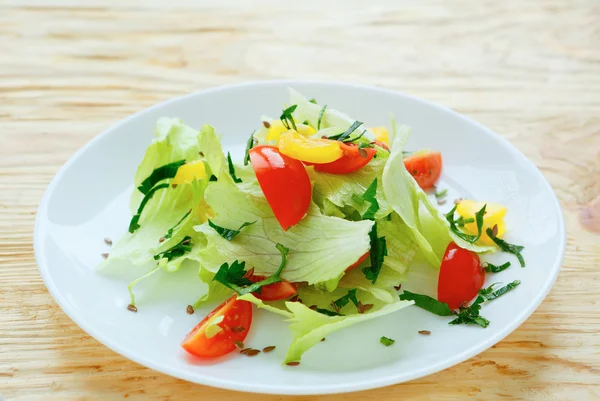 Vers fruit salade met ijsbergsla — Stockfoto
