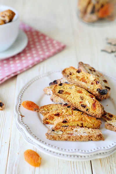 Biscoitos biscotti com passas e cranberries — Fotografia de Stock