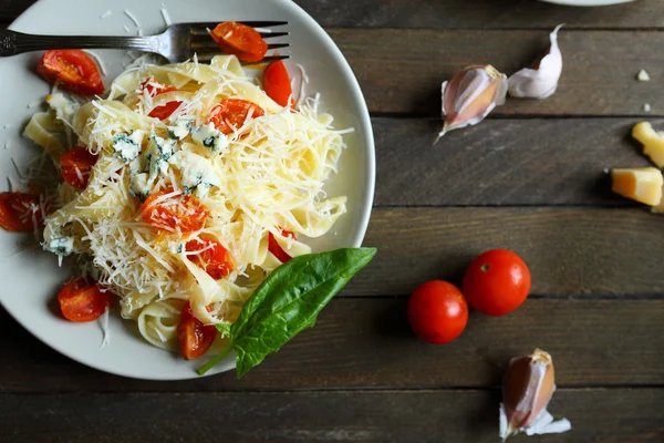 Pasta med ost och tomater, ovanifrån — Stockfoto