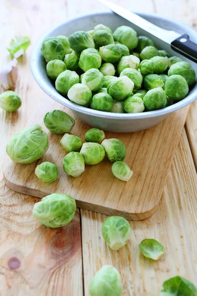 Rå brysselkål i en skål — Stockfoto