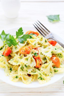 kavrulmuş takozlar domates ve pesto makarna