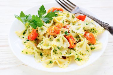 Farfalle makarna kavrulmuş domates dilimleri ile