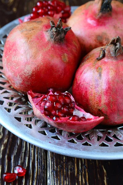 Frischer saftiger roter Granatapfel — Stockfoto