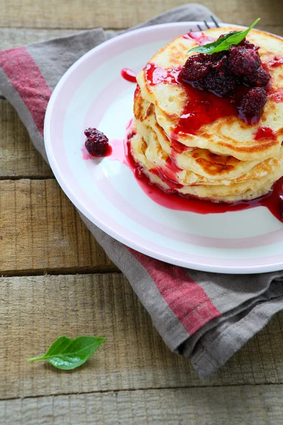 Leckere Pfannkuchen mit Himbeermarmelade — Stockfoto