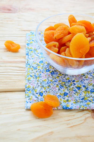 Sušené meruňky v průhledné misce — Stock fotografie