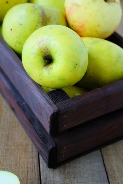 Green apples in a wooden crate — Stock Photo, Image