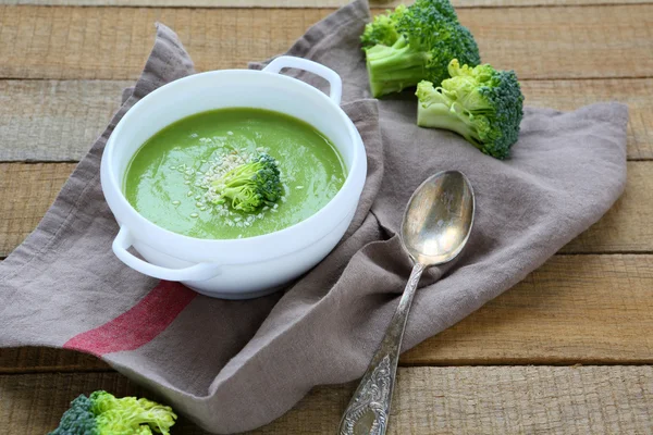 Cream soup with broccoli in a tureen — Stockfoto