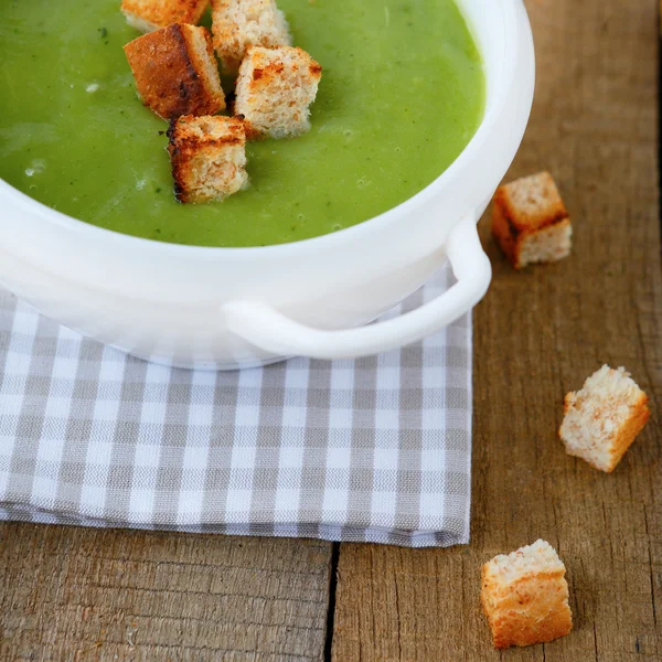 クルトンと緑色のクリーム スープ — ストック写真