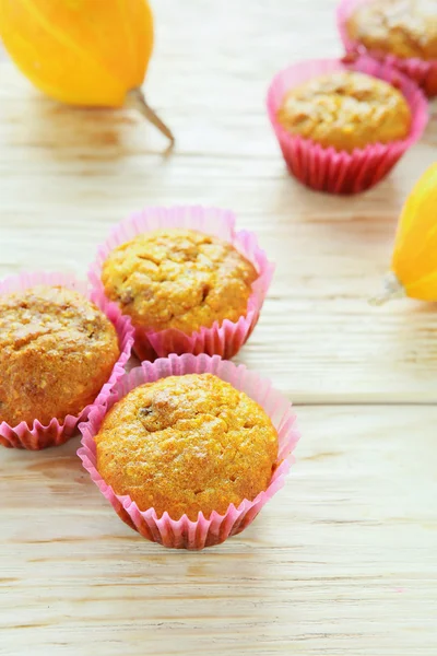 Cupcakes met een pompoen op tafel — Stockfoto