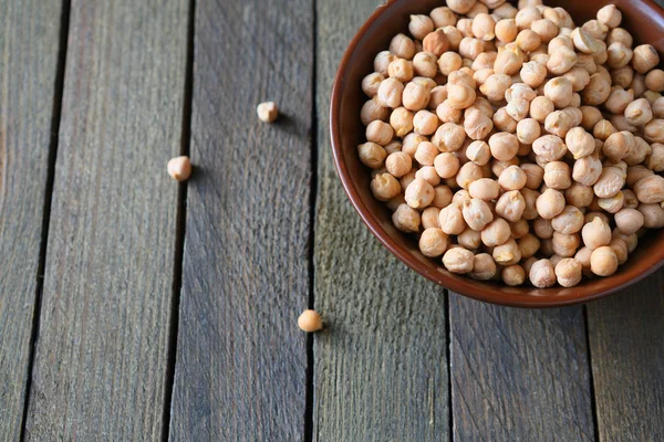 Chickpeas 세라믹 그릇에 — Zdjęcie stockowe