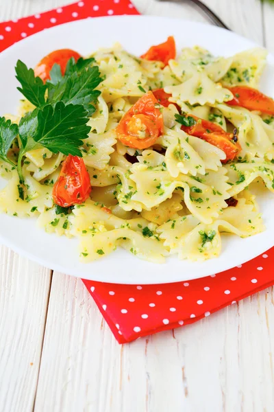 Farfalle pasta med pesto och tomatsås — Stockfoto