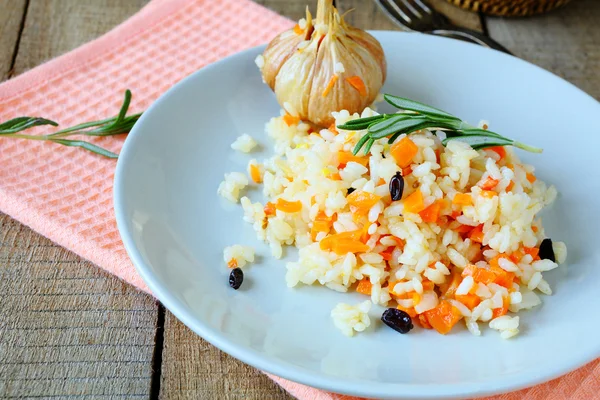 Apetecible pilaf oriental en plato — Foto de Stock