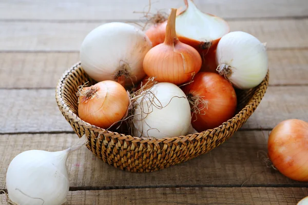 White salad onion and bulb onion — Stock Photo, Image