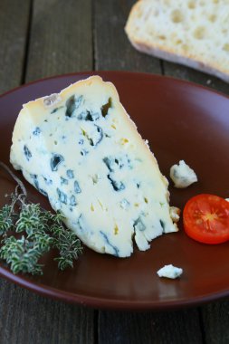 mavi peynir bir plaka üzerinde bir