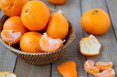 mandalina masanın üzerine bir sürü