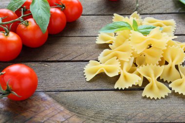 Farfalle makarna domates ve fesleğen ile