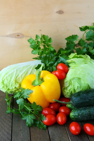 Conjunto de verduras frescas sobre la mesa — Foto de Stock