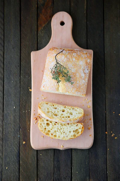 Ciabatta coupé en morceaux, vue de dessus — Photo