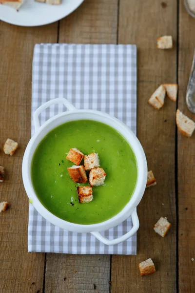 Green soup cream soup with croutons — Stock Photo, Image