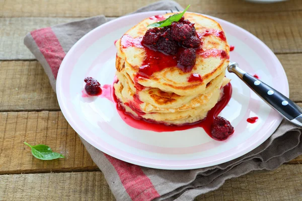 Amerikanische Pfannkuchen mit Beerensauce — Stockfoto