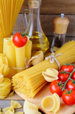 İtalyan makarnası ve malzemeleri.