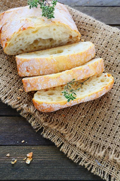 Ciabatta fresca sobre o saque — Fotografia de Stock