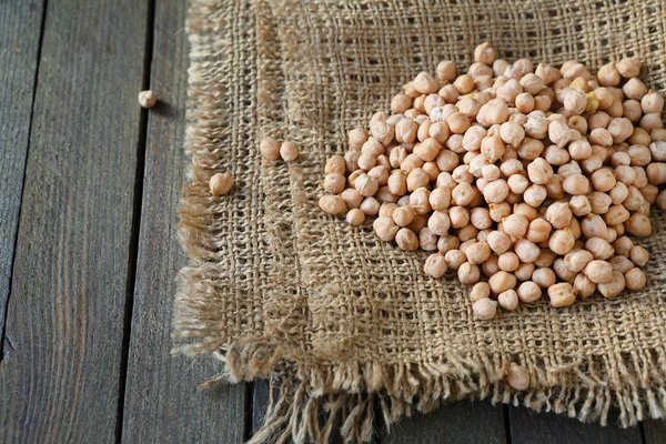 Raw chickpeas on sacking — Stock Photo, Image