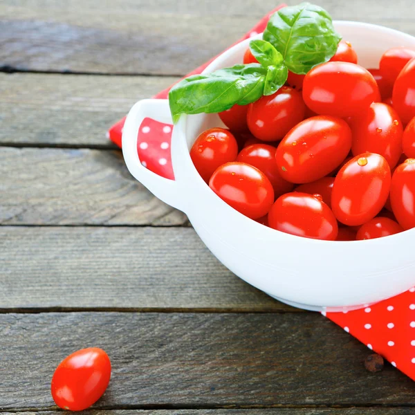 Tomates de cereja vermelhos em uma tureen — Fotografia de Stock