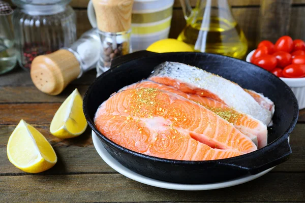 Pedaços de peixe vermelho na panela, salmão — Fotografia de Stock