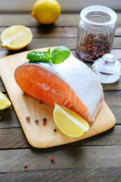 Stuk van verse zalm — Stockfoto