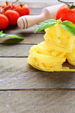 Tagliatelle makarna, fesleğen ve domates